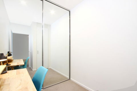 IQ Smart Apartments 704 Braddon ACT - Tourism Brisbane 1
