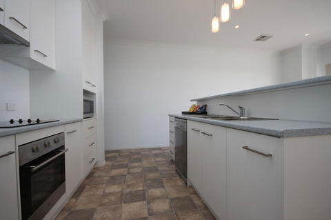 Wallaroo Marina Apartments - Tourism Brisbane 24