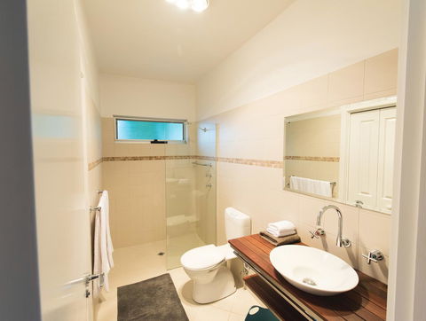 S T U D I O 22 Peaceful Retreat With Garden Views - Tourism Brisbane 6