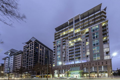 Oaks Adelaide Embassy Suites - Brisbane Tourism 0