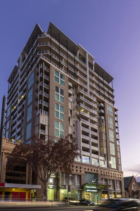 Oaks Adelaide Embassy Suites - Brisbane Tourism 9