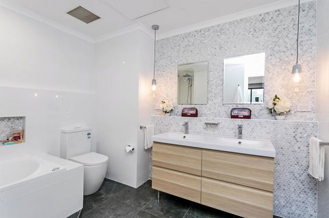 Heart Of Glenelg BnB - Tourism Brisbane 3