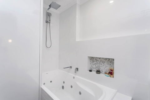 Heart Of Glenelg BnB - Tourism Brisbane 4