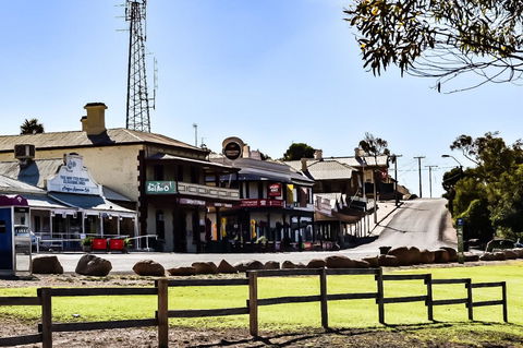 Commercial Hotel Morgan - Tourism Brisbane 1