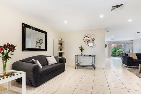 Adelaide Style Accommodation-Close To City-North Adelaide-3 Bdrm- FREE Parking - Tourism Brisbane 5