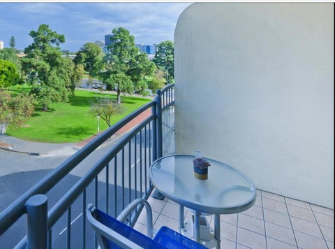 Spacious 4 BR And 2 Bathrooms City Apartment - Brisbane Tourism 7