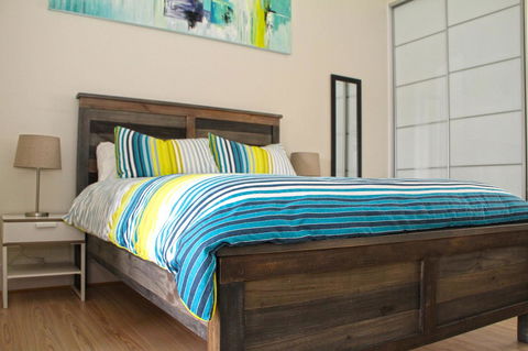 Smugglers Inn Studio Apartments - Brisbane Tourism 13