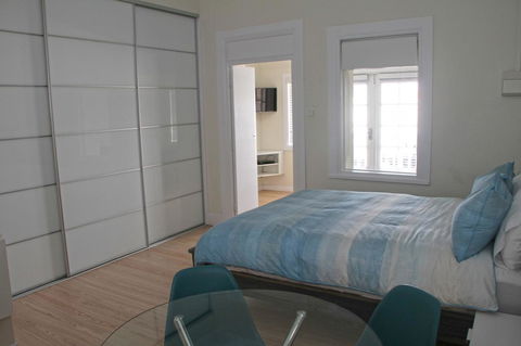 Smugglers Inn Studio Apartments - Brisbane Tourism 6