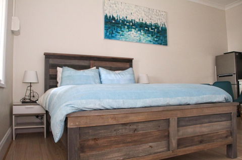 Smugglers Inn Studio Apartments - Brisbane Tourism 0