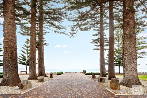 Breeze Beachfront Apartment - Tourism Brisbane 42