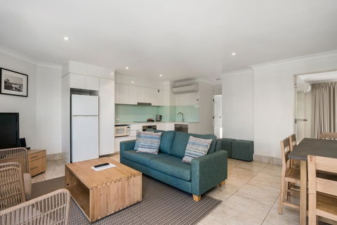 Bayview Beachfront Apartments, In Town Right On The Beach - Tourism Brisbane 41