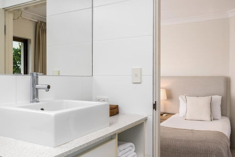 Bayview Beachfront Apartments, In Town Right On The Beach - Tourism Brisbane 31