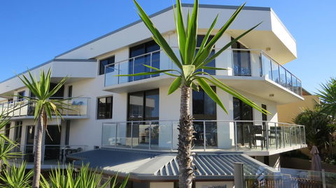 Bayview Beachfront Apartments, In Town Right On The Beach - Tourism Brisbane 14