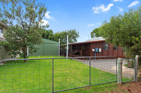 The Log Cabin - 47 Jetty Road - Tourism Brisbane 6
