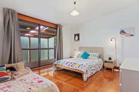 The Log Cabin - 47 Jetty Road - Tourism Brisbane 11