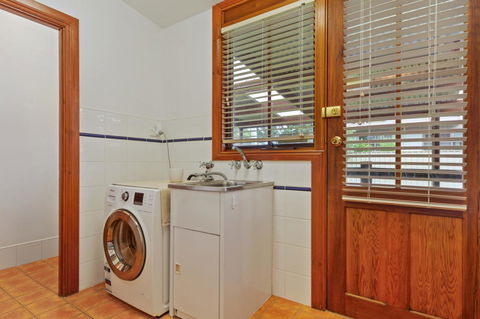 The Log Cabin - 47 Jetty Road - Tourism Brisbane 7