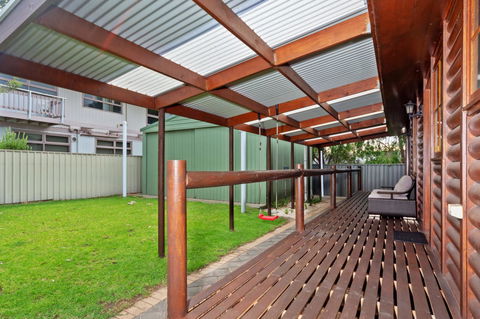 The Log Cabin - 47 Jetty Road - Tourism Brisbane 9