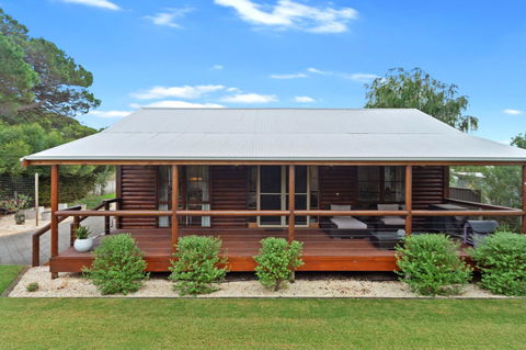 The Log Cabin - 47 Jetty Road - Tourism Brisbane 0