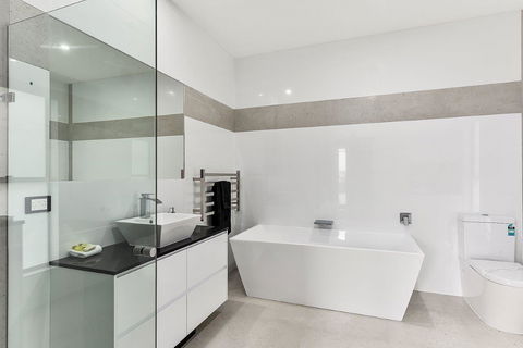 KENNEDY EXECUTIVE TOWNHOUSE - Tourism Brisbane 1