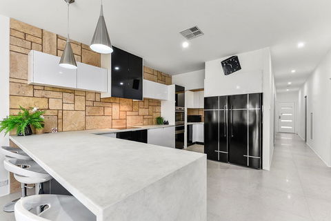 KENNEDY EXECUTIVE TOWNHOUSE - Tourism Brisbane 12