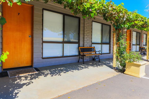 Country Roads Motor Inn Naracoorte - Tourism Brisbane 24