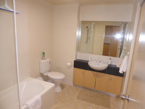 ADELAIDE CENTRAL APARTMENT - 3BR, 2BATH & CARPARK - Brisbane Tourism 17