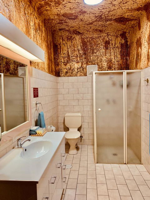 Desert Cave Hotel - Brisbane Tourism 6
