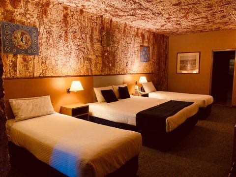 Desert Cave Hotel - Brisbane Tourism 29