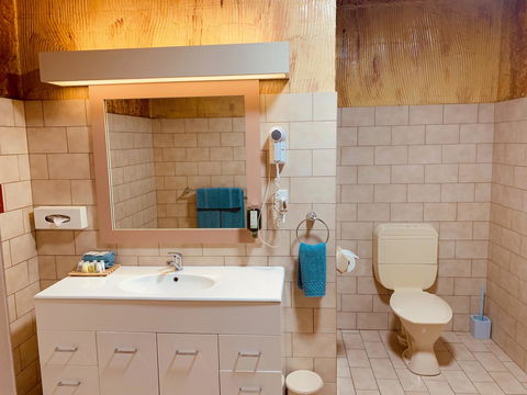 Desert Cave Hotel - Brisbane Tourism 8