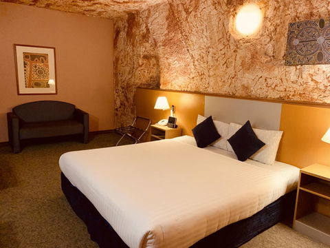 Desert Cave Hotel - Brisbane Tourism 3