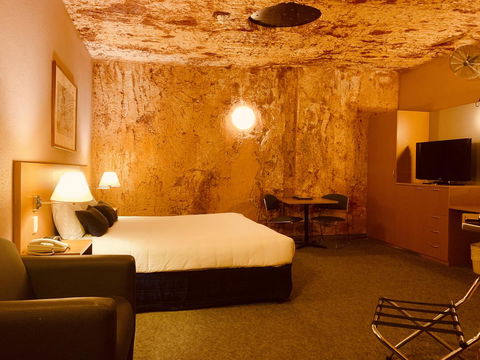 Desert Cave Hotel - Brisbane Tourism 18