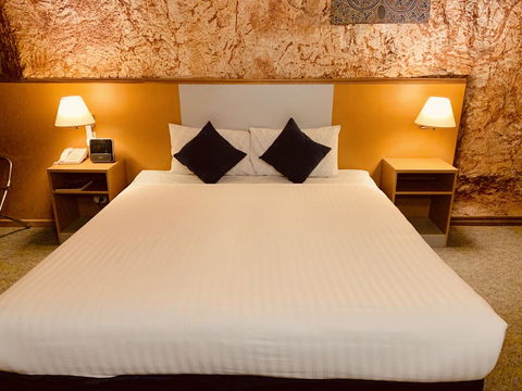 Desert Cave Hotel - Brisbane Tourism 1