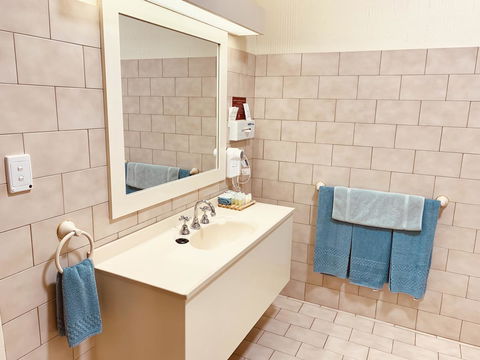 Desert Cave Hotel - Brisbane Tourism 21