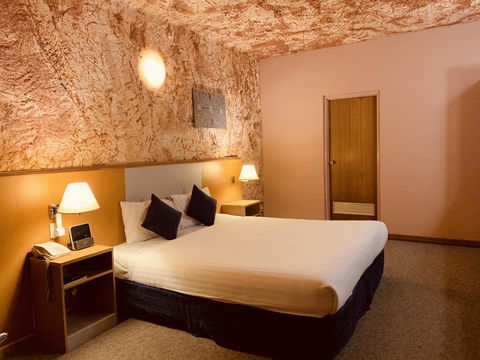 Desert Cave Hotel - Brisbane Tourism 4