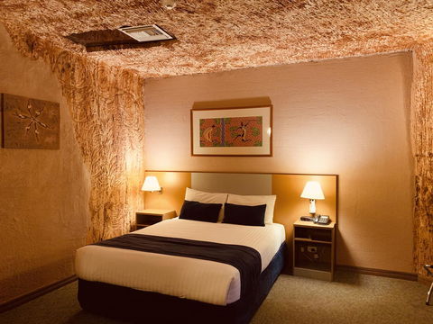 Desert Cave Hotel - Brisbane Tourism 12