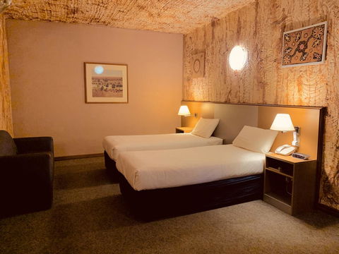 Desert Cave Hotel - Brisbane Tourism 7