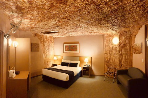 Desert Cave Hotel - Brisbane Tourism 11