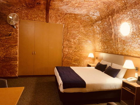 Desert Cave Hotel - Brisbane Tourism 14