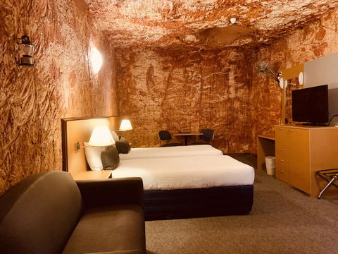 Desert Cave Hotel - Brisbane Tourism 16