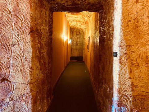 Desert Cave Hotel - Brisbane Tourism 27