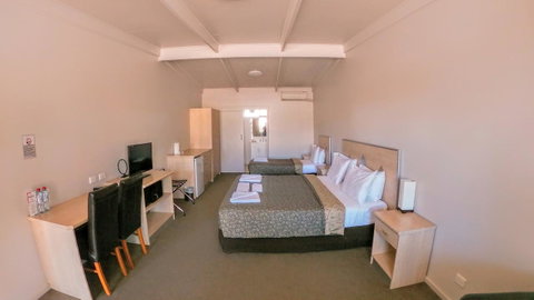 Highway One Motel - Brisbane Tourism 3