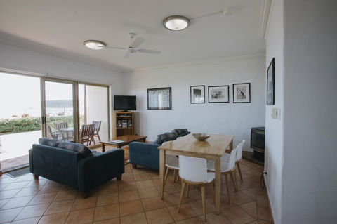 Canal Rocks Beachfront Apartments - Tourism Brisbane 8