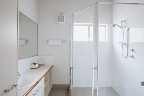 Canal Rocks Beachfront Apartments - Tourism Brisbane 1