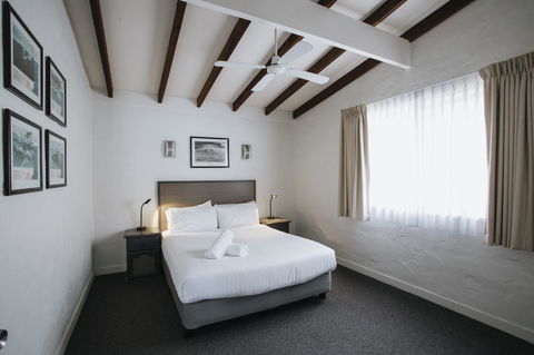 Canal Rocks Beachfront Apartments - Tourism Brisbane 3