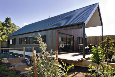 Margaret River Bungalow-1-street - Pet Friendly - Brisbane Tourism 1