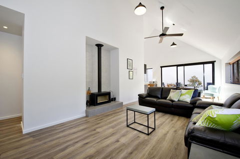 Margaret River Bungalow-1-street - Pet Friendly - Brisbane Tourism 6