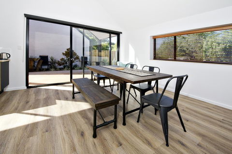 Margaret River Bungalow-1-street - Pet Friendly - Brisbane Tourism 10