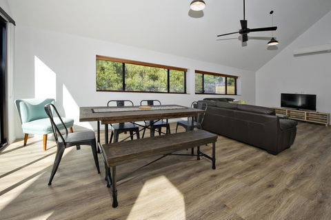 Margaret River Bungalow-1-street - Pet Friendly - Brisbane Tourism 9