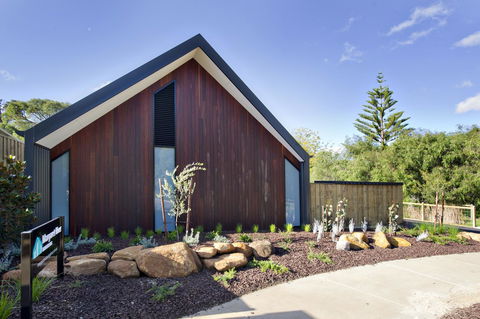 Margaret River Bungalow-1-street - Pet Friendly - Brisbane Tourism 0