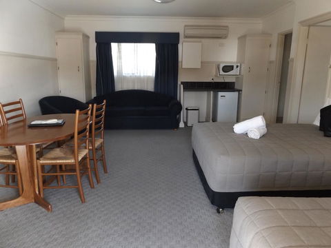 Ben Chifley Motor Inn - Tourism Brisbane 24